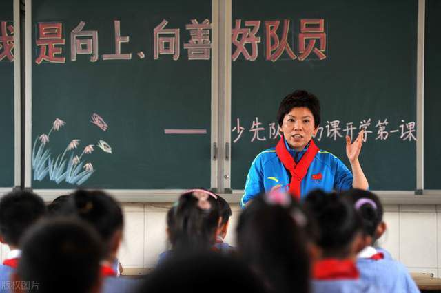 说着，他感叹道：别的不说，就说咱们国内的，有人靠卖假货，卖成了明面上的首富。